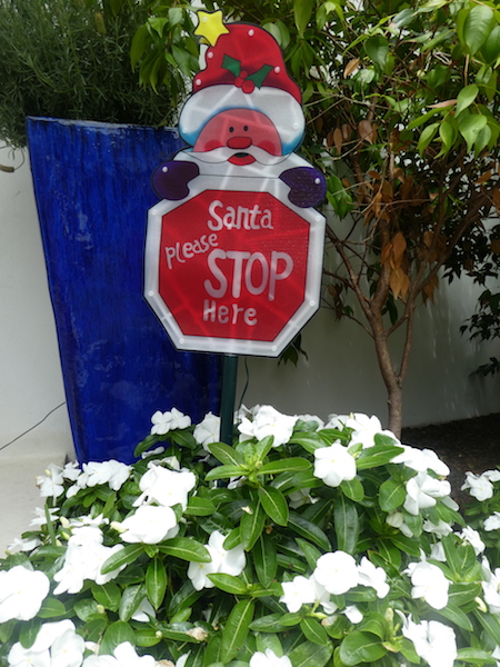 Świąteczny mikołaj przy drzwiach do naszego bloku- napis: Mikołaju zatrzymaj się tutaj