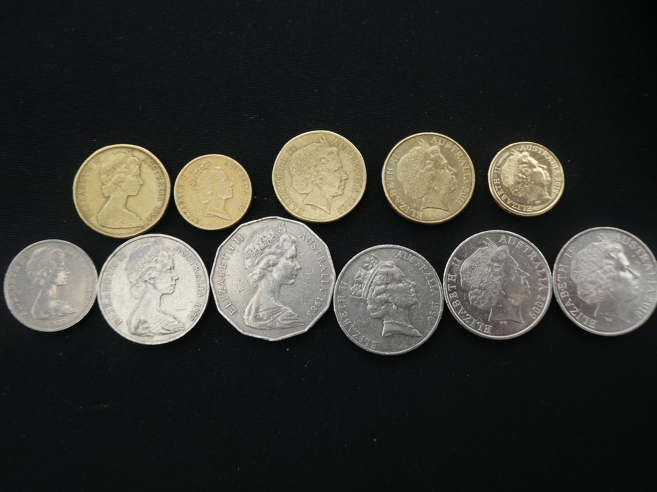 Od lewej monety starsze z portretami młodej królowej, po prawej monety nowsze ze starszą królową