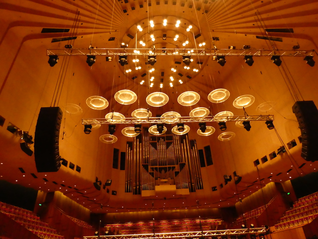 Główna sala, w tle ogromne organy, nad sceną znajdują się 'spodki/talerze', które są opuszczane podczas koncertów, aby muzycy mogli lepiej słyszeć dźwięk. Sala jest bardzo wysoka i odbicie fali dźwiękowej zajmuje bez nich za długo