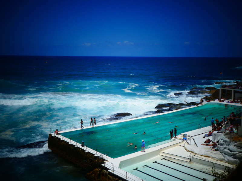Przy wielu plażach w Sydney są baseny, tutaj świetny basen przy Bondi beach