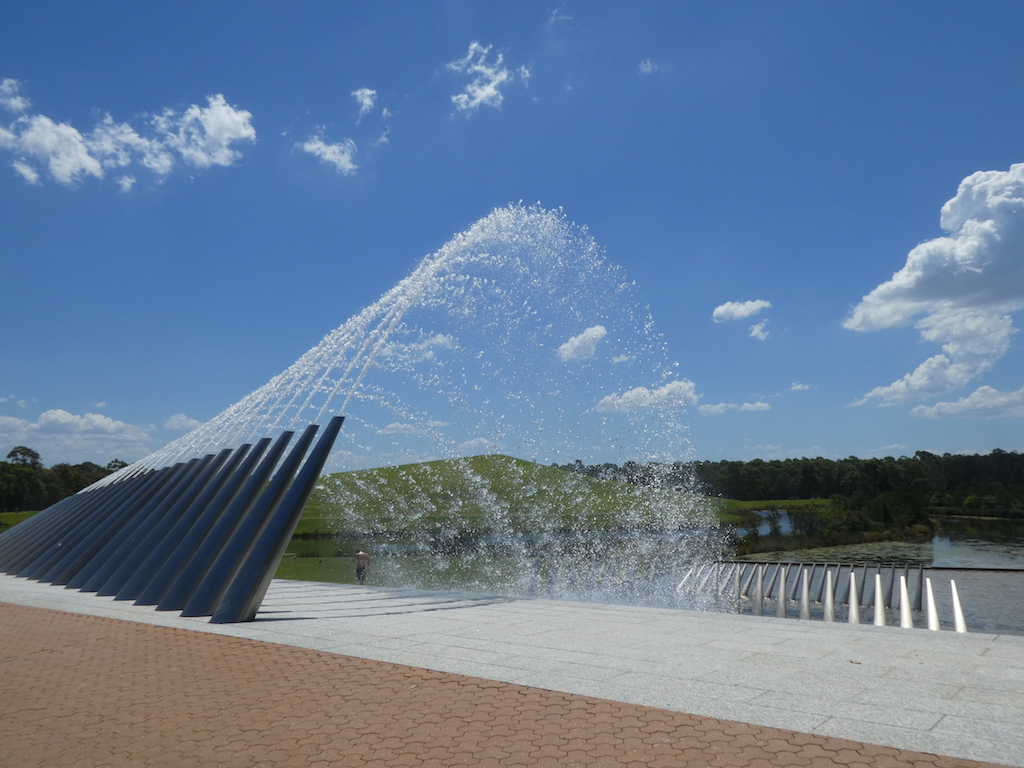 Kąpiel w fontannie przy stawach w Parku Olimpijskim