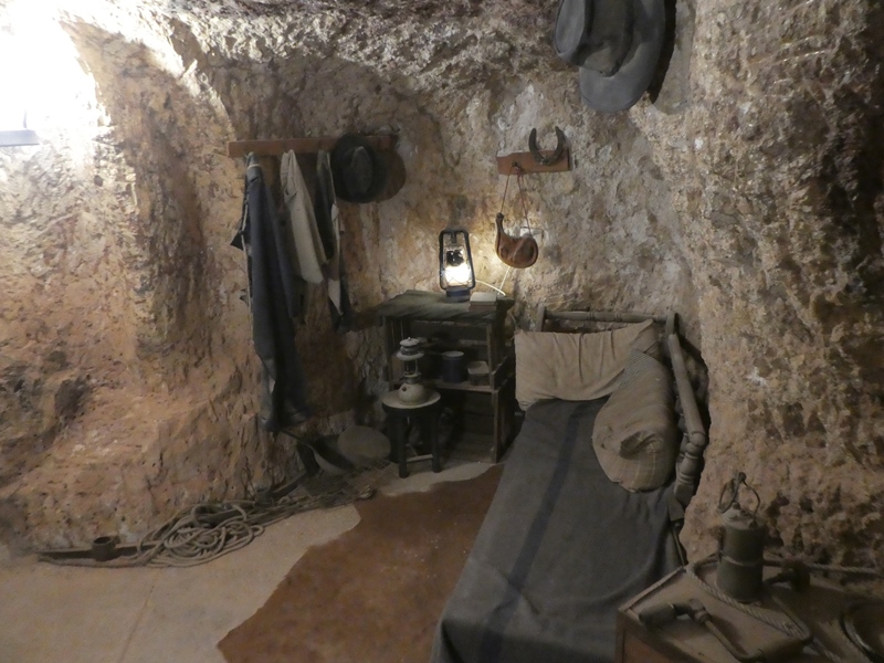 Rekonstrukcja starodawnego podziemnego domu. Lokalni mieszkańcy zaczęli mieszkać w dziurach, które były skutkiem ubocznym po poszukiwaniach opalu. Później  wydrążano w skałach domy celowo, jest to kontynuowane do dziś