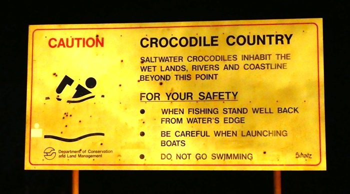 Znak stojący przy wjeździe na półwysep Dampier, informujący, że są to ziemie zamieszkiwane przez słonowodne, agresywne krokodyle