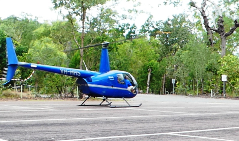 Lądujący helikopter na parkingu