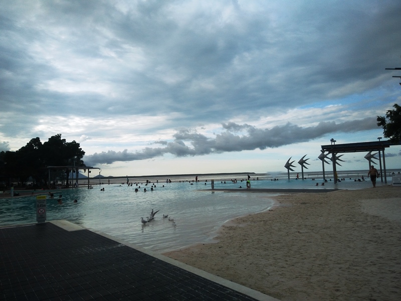 Cairns, relaksujący basen przy plaży