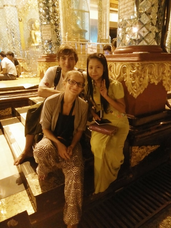 Zdjęcie z nowo poznaną birmijką, która zaczepiła nas, aby pouczyć się angielskiego:)