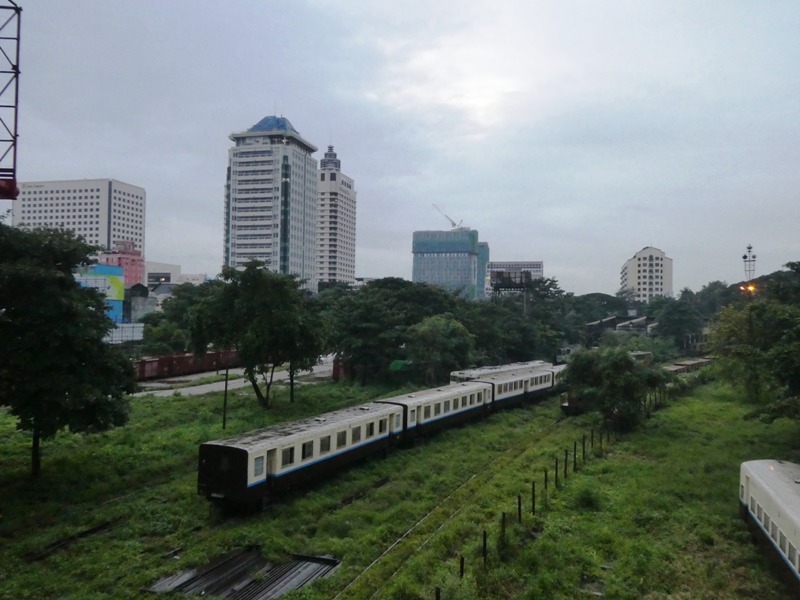 Pociąg wjeżdżający do Rangunu