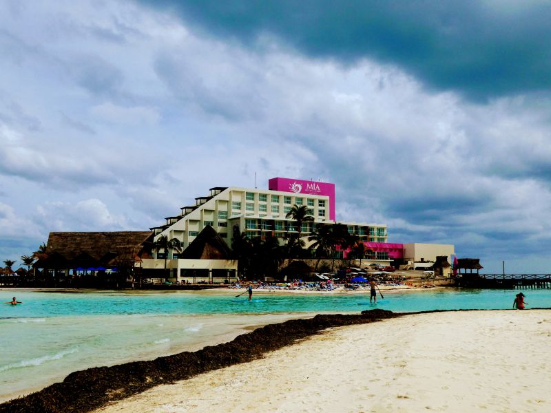 Ekskluzywny hotel na małej wysepce przylegającej przy plaży północnej do Wyspy Kobiet