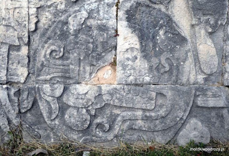 Hieroglify w kompleksie Chichen Itza, ten przedstawia czaszkę