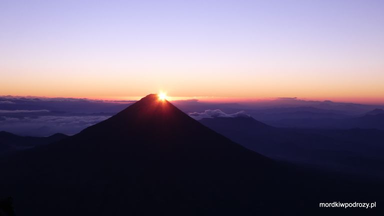 Wschód słońca z widokiem na wulkan Agua