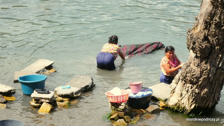 Kobiety robiące pranie w jeziorze
