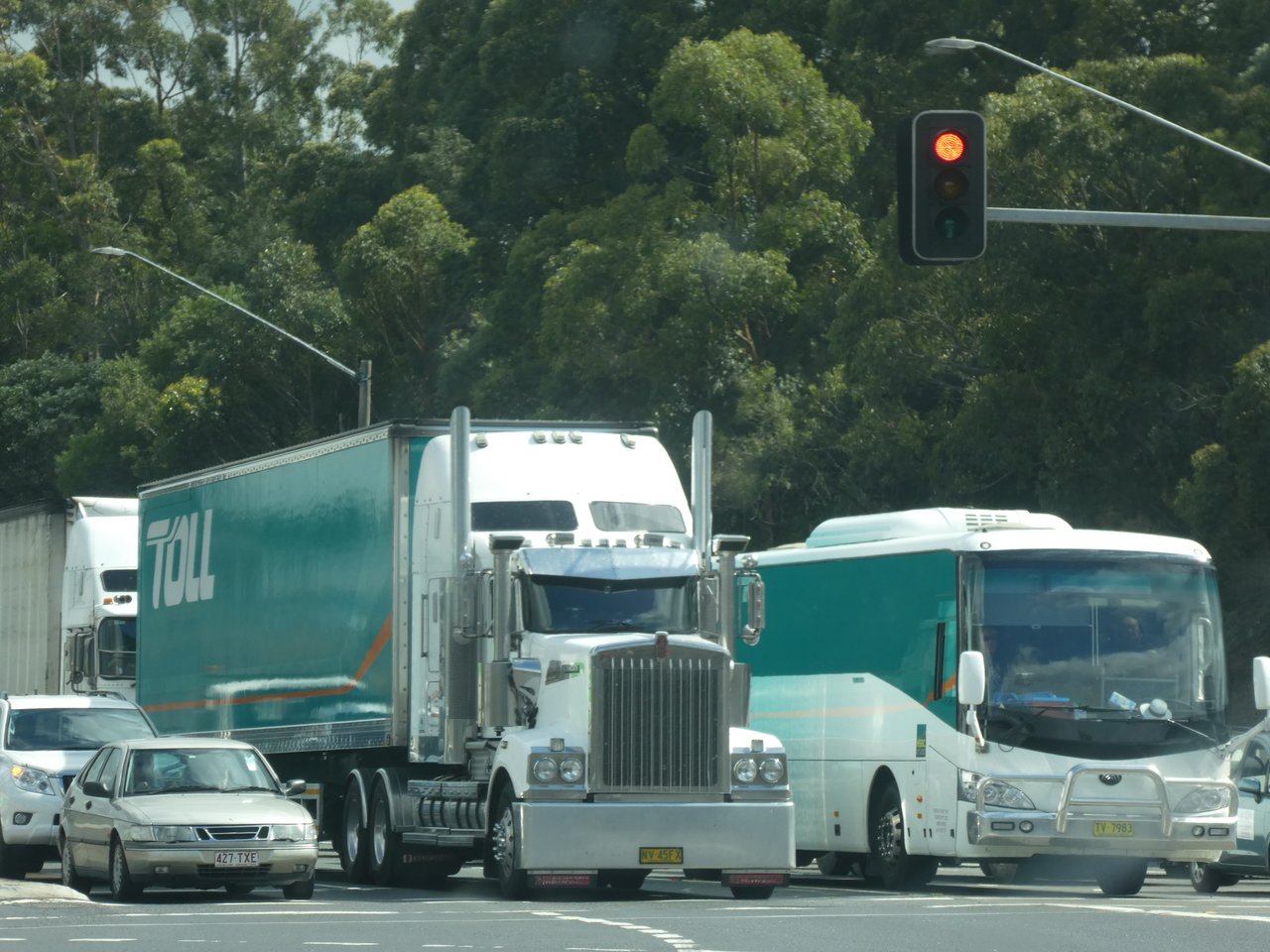 Z drogi- wielka ciężarówa ze zderzakiem na kangury i ptaki emu, podobnie jak autobus obok