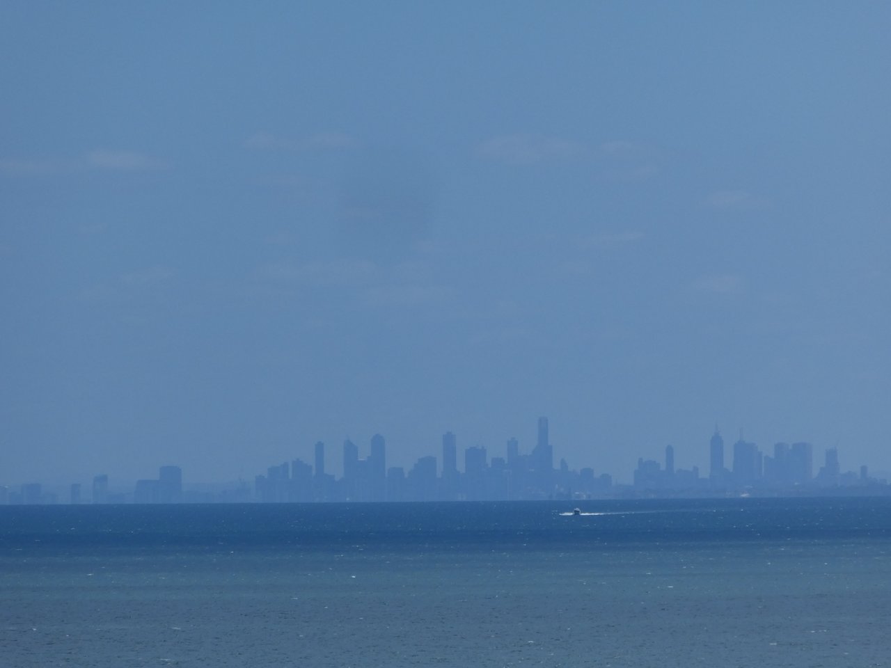 Widok z miasta Mornington na Melbourne, po przeciwnej stronie zatoki