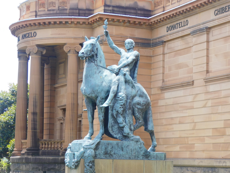 Posąg konia przed galerią