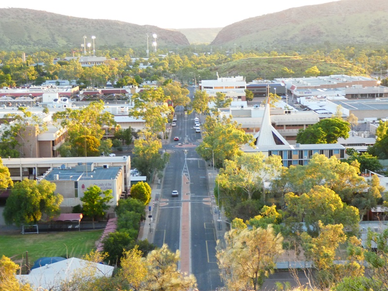 Alice Springs- widok z Anzac Hill. Podobno od 36 lat nie było tak zielone, w końcu jest to miasto pośrodku pustyni, w tzw. czerwonym centrum kontynentu