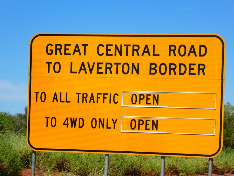 Znak informujący, że tego dnia droga była otwarta dla wszystkich samochodów