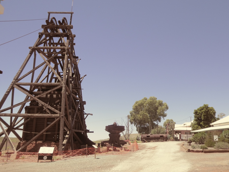  Zdjęcie opuszczonej kopalni głębinowej w miejscowości Gwalia. W dzisiejszych czasach złoto wydobywa się metodami odkrywkowymi ze wzlędów ekonomicznych.