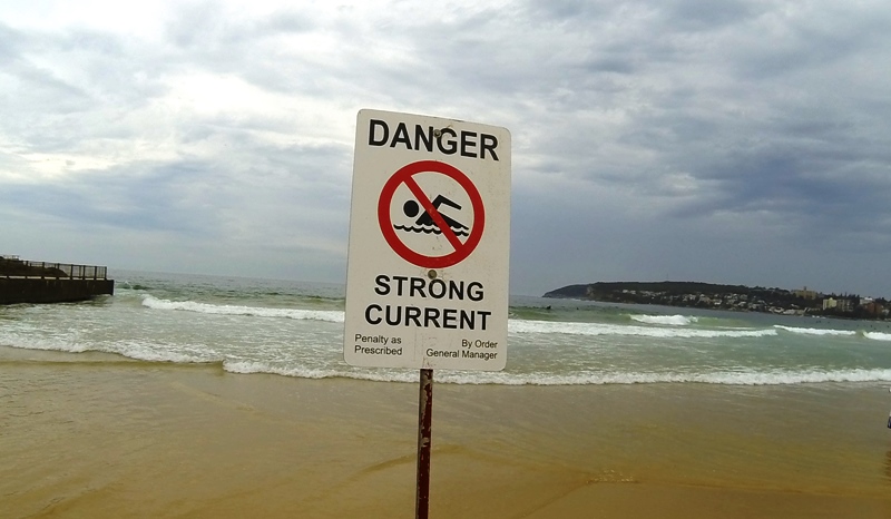 Znak ostrzegający o występującym w tym miejscu prądzie wstecznym, plaża Manly w Sydney
