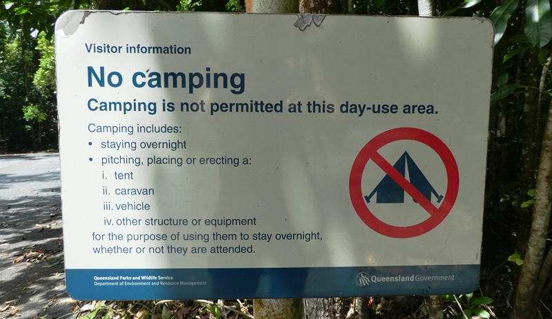 Znak o zakazie kempingu w Parku Narodowym Daintree