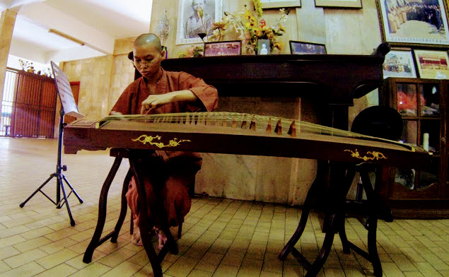 Mniszka grająca na chińskim instrumencie Kutchang