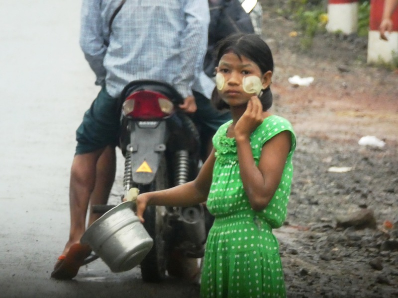 Dziewczynka stojąca przy drodze z tradycyjnym makijażem