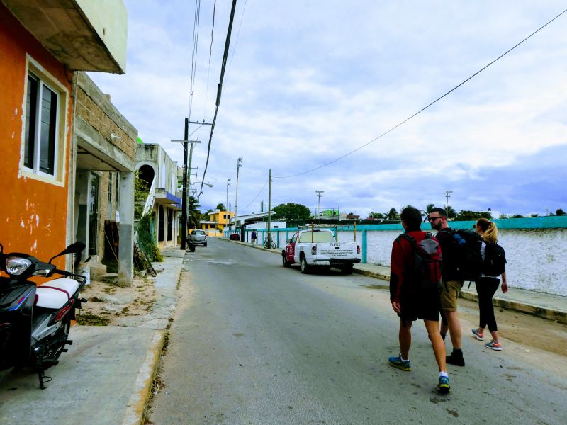 Jedna z ulic w środkowej częsci wyspy, gdzie mieszkają lokalni mieszkańcy