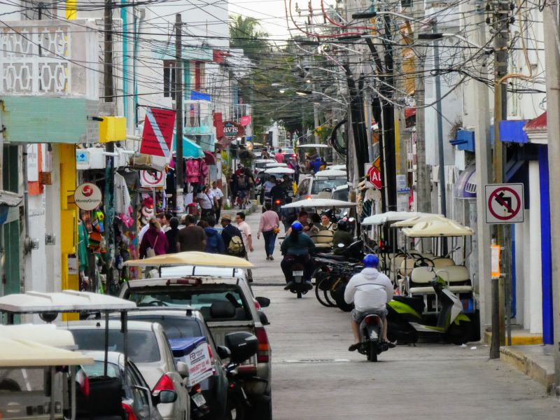 Ulica na północy wyspy, gdzie znajduje się główne centrum życia i centrum turystyczne, większość baz noclegowych, restauracji i sklepów