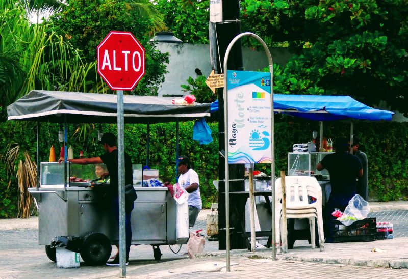 Typowe stoisko uliczne sprzedające jedzenie