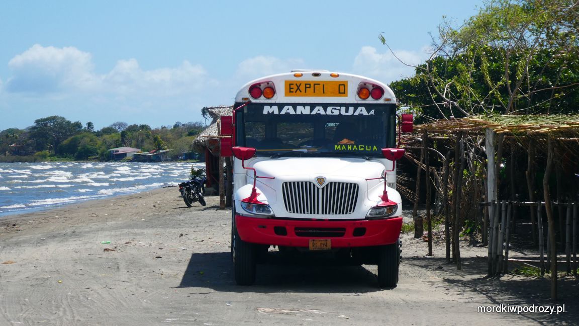 Chicken bus na plaży w San Jorge